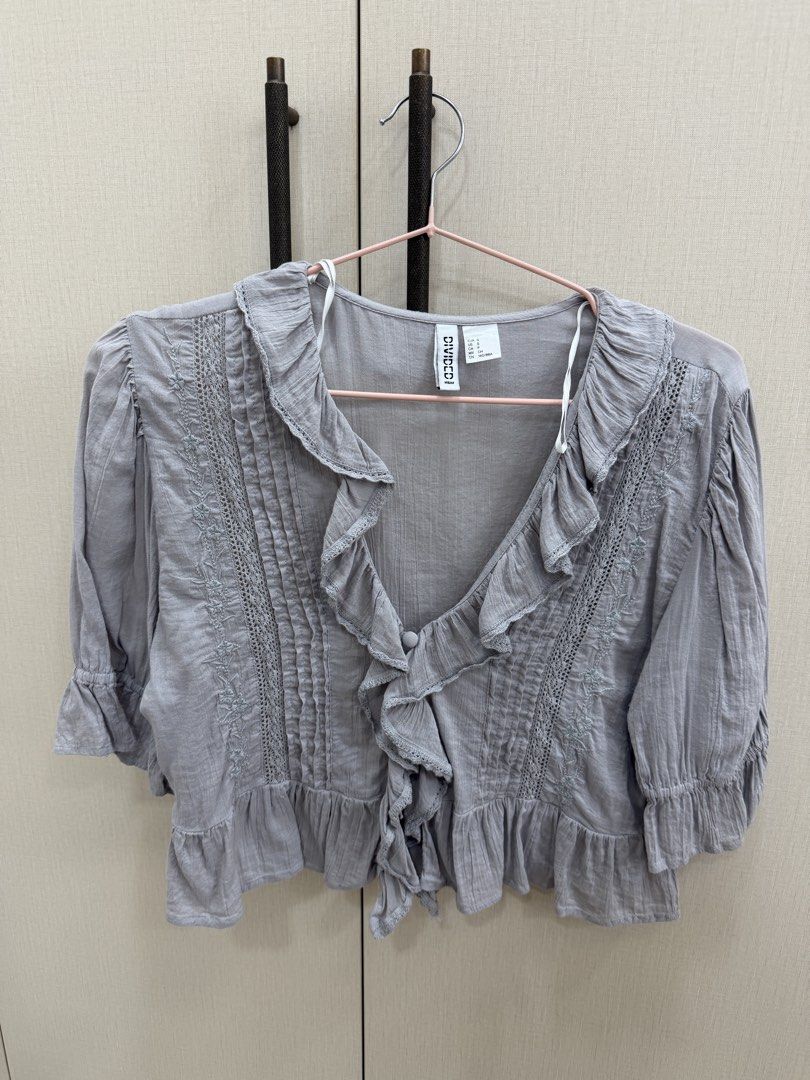 H&M pretty top (Category: Blouses) located in Manila. Submitted by angeladeclutters (Listing ID 1470164641, Image 1). Description: Never worn! Rfs: decluttering.