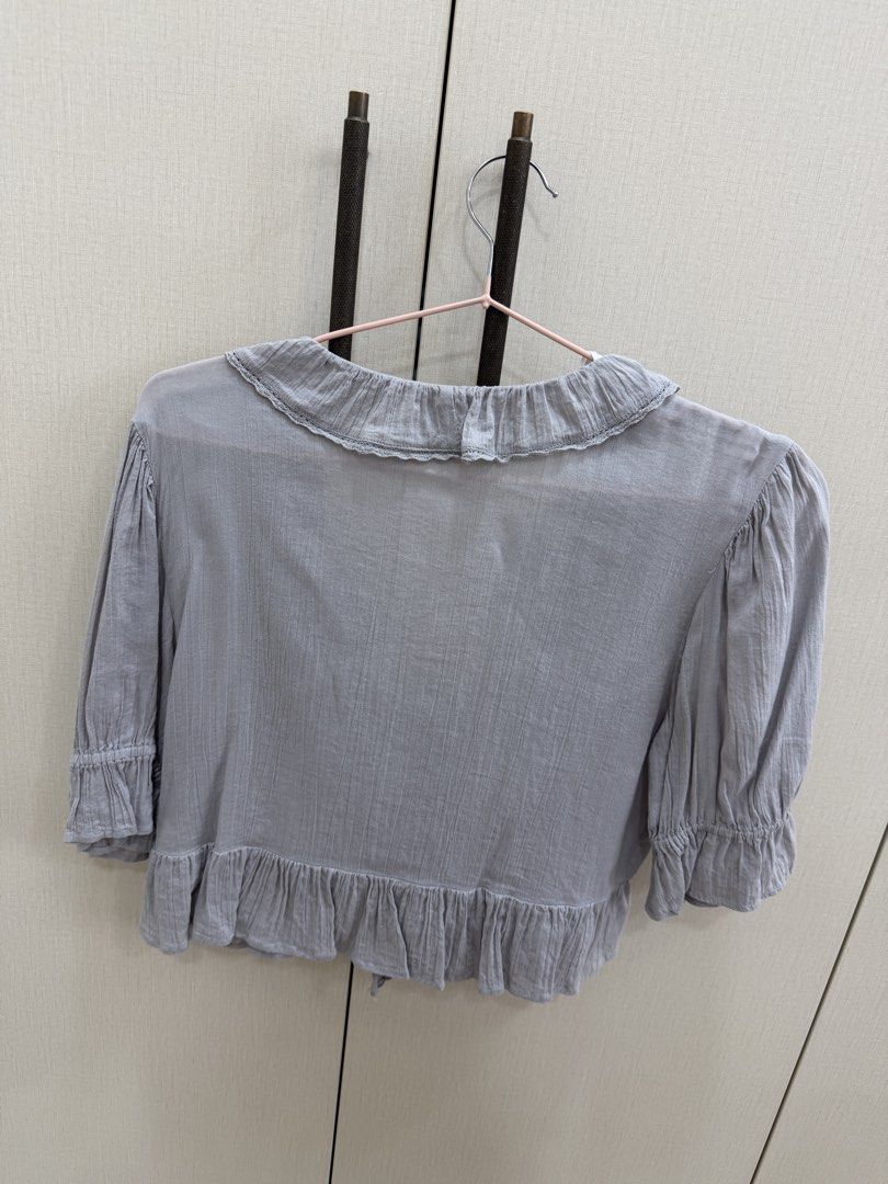 H&M pretty top (Category: Blouses) located in Manila. Submitted by angeladeclutters (Listing ID 1470164641, Image 3). Description: Never worn! Rfs: decluttering.