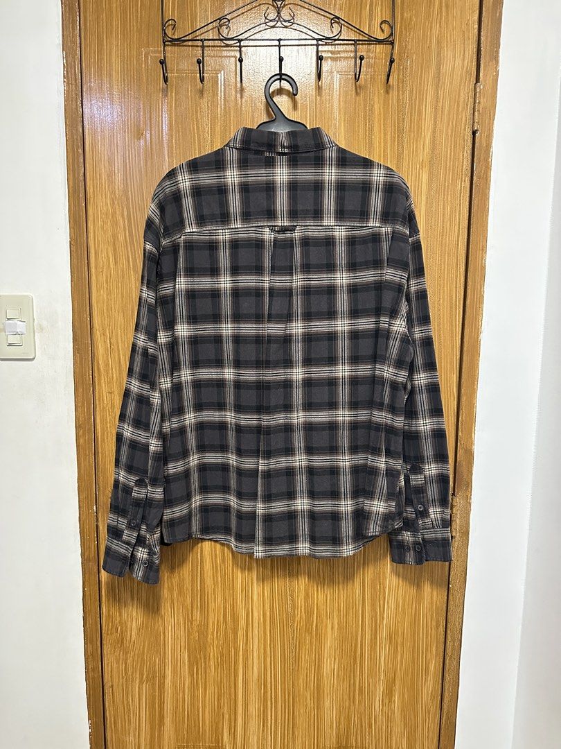 H&M Relaxed Flannel Shirt - Brown (Category: Tshirts & Polo Shirts ) located in Quezon City. Submitted by munozla31 (Listing ID 1470306816, Image 2). Description: - Brown Plaid Flannel - Excellent Condition 10/10 - W26.5 x L28.