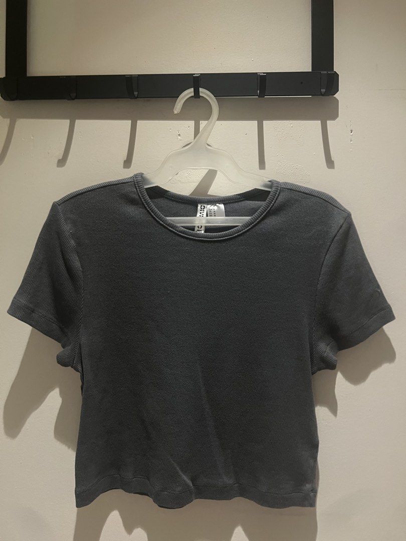 H&M Ribbed Crop Top Bundle (Category: Sleeveless) located in Malabon City. Submitted by chrsgns (Listing ID 1470221670, Image 2). Description: - set of 2 ribbed crop tops (white and dark grey) - sizes: L (white) and M (grey) rush selling!! - can ship via sdd thru grab/lalamove (metro manila area only) - mop: gcash or bdo - price is still nego if kukunin agad or getting 2 or more items - pm for inquiries .