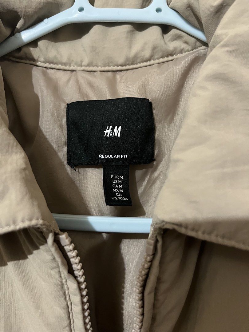 H&M Sherpa Block Jacket Size M (Category: Coats, Jackets and Outerwear) located in Baguio. Submitted by visentovi (Listing ID 1470301883, Image 3). Description: - Brand/Model: H&M Sherpa and Nylon Panel Jacket - Color: Beige and White - Size: Medium (Regular fit) - Design: Warm fleece body with contrast woven overlays - Features: Full zip closure and two secure zippered chest pockets - Condition: Clean, excellent pre-loved condition with minimal 