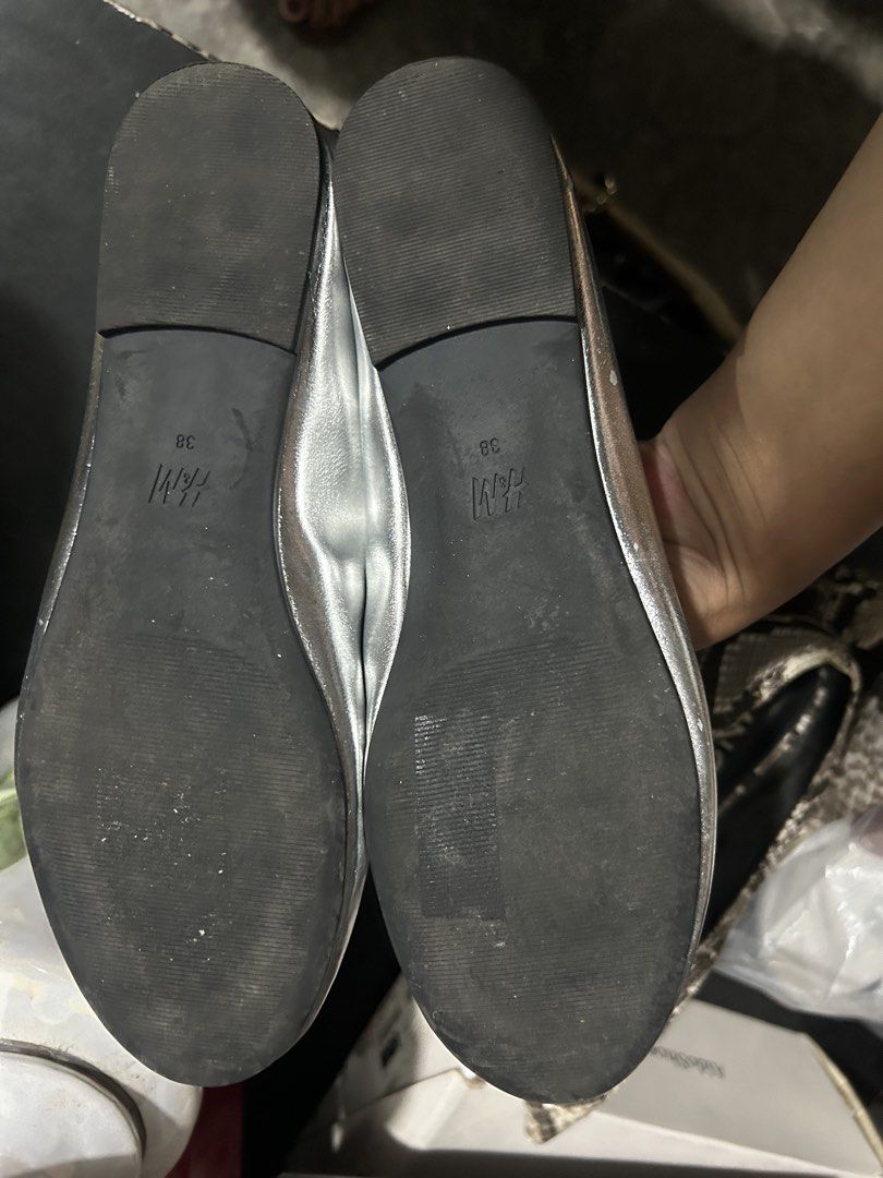 H&M Silver Metallic Bow Ballet Flats Size 38 (Category: Flats & Sandals) located in Cavite. Submitted by florabells (Listing ID 1470291362, Image 2). Description: .