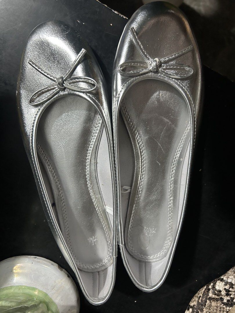 H&M Silver Metallic Bow Ballet Flats Size 38 (Category: Flats & Sandals) located in Cavite. Submitted by florabells (Listing ID 1470291362, Image 1). Description: .