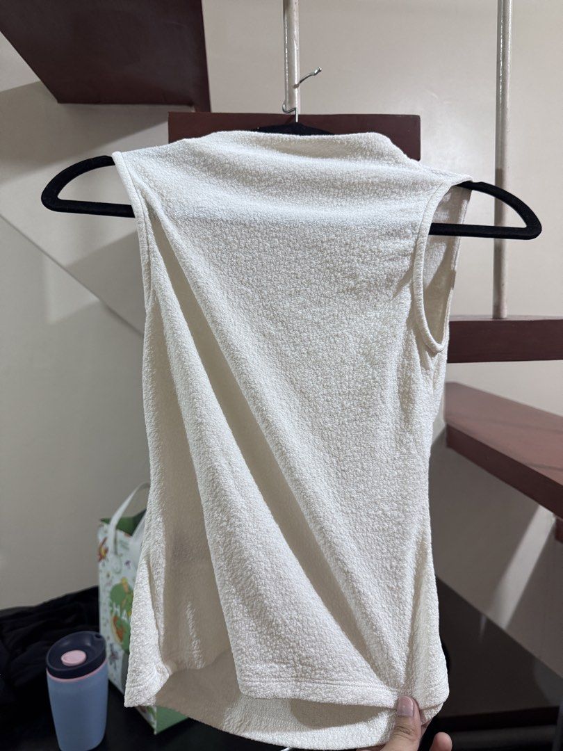 H&M sleeveless ruched top cream (Category: Sleeveless) located in Quezon City. Submitted by peanutsquash (Listing ID 1470220461, Image 2). Description: - bought in H&M UPTC, used only once for my gradshoot - has a very minimal makeup stain but can be removed! - bought for 799 - dm for more deets :) - rfs: not my style but good qual!!.