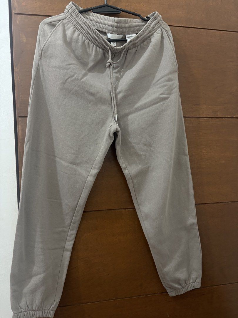 H&M Sweatpants (Category: Other Bottoms) located in Muntinlupa City. Submitted by closetfinds_ph_952 (Listing ID 1470266036, Image 2). Description: Used once Can fit up to Large size (33 inches) Garterized With side pockets Cotton Location: Alabang, Muntinlupa.