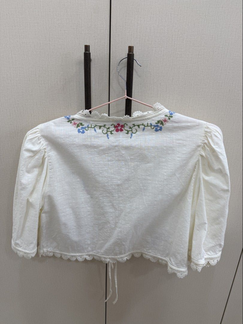 H&M top (Category: Blouses) located in Manila. Submitted by angeladeclutters (Listing ID 1470162296, Image 3). Description: Worn once! Rfs: decluttering.