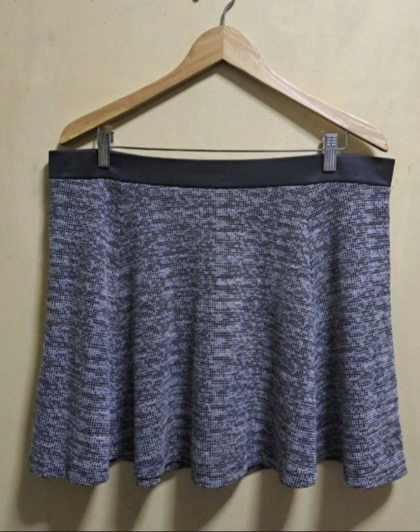 H&M Tweed Skater Skirt (Category: Skirts) located in Manila. Submitted by thrifter_lifestyle (Listing ID 1470165470, Image 1). Description: Brand: H&M Above Knee Length Waist: 38" Tweed Material - quite thick Can be worn as is, or with tights Metal zipper enclosure No issues 😀 RFS: shifted to WFH, no need for office/business clothes.