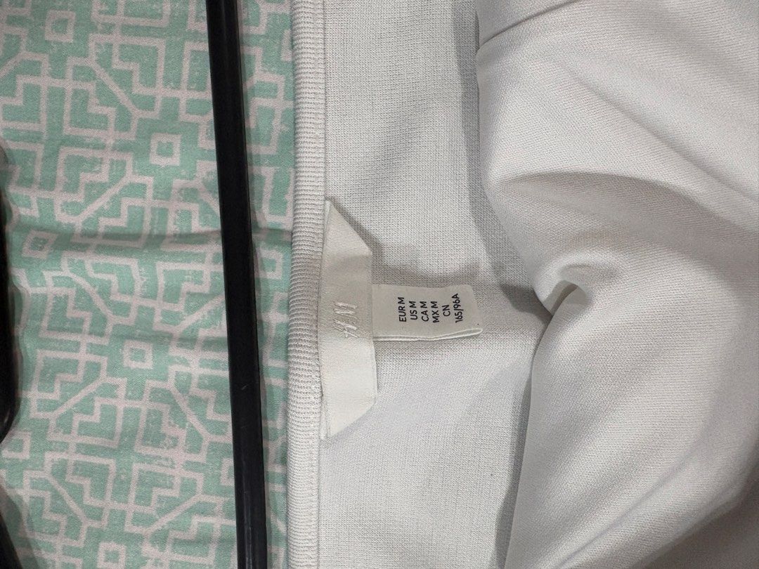 H&M White Crop Top Size M (Category: Shirts) located in San Fernando. Submitted by koalashelves (Listing ID 1470172850, Image 2). Description: - Brand: H&M - Size: M (true to size) - Color: Solid neutral white - Material: Comfortable ribbed texture with structured front panel stitching - Design: Easy pullover style (no zippers or buttons) - Condition: Excellent, ready to wear.