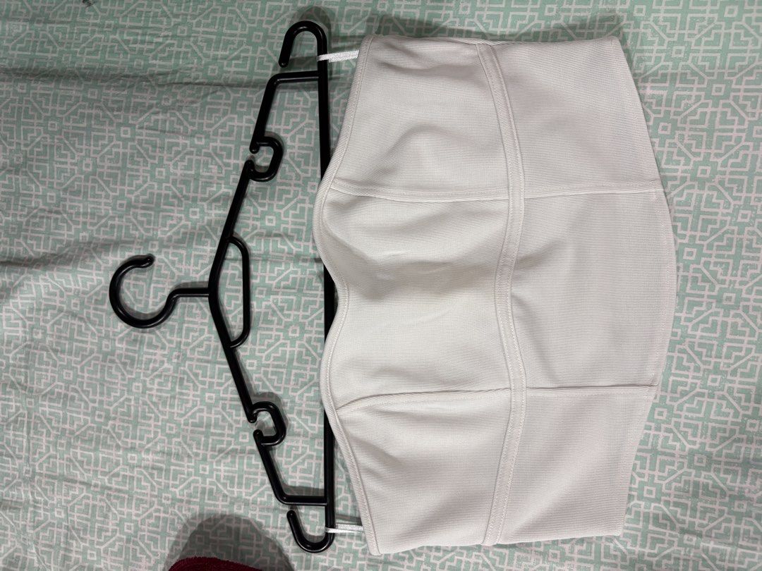 H&M White Crop Top Size M (Category: Shirts) located in San Fernando. Submitted by koalashelves (Listing ID 1470172850, Image 1). Description: - Brand: H&M - Size: M (true to size) - Color: Solid neutral white - Material: Comfortable ribbed texture with structured front panel stitching - Design: Easy pullover style (no zippers or buttons) - Condition: Excellent, ready to wear.