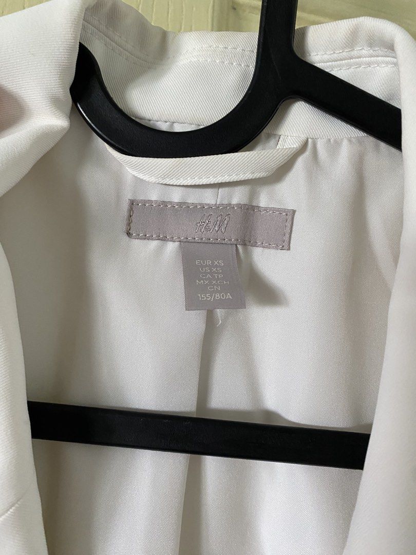 H&M White Cropped Blazer (Category: Coats, Jackets and Outerwear) located in Quezon City. Submitted by bananabreadbaby (Listing ID 1470200750, Image 2). Description: - Brand: H&M - Size: XS (CN 155/80A) - Color: Clean white - Style: Cropped blazer with lapel collar, open front, and long sleeves - Perfect for: Office wear, smart casual outfits, or layering RFS: have not been used. .