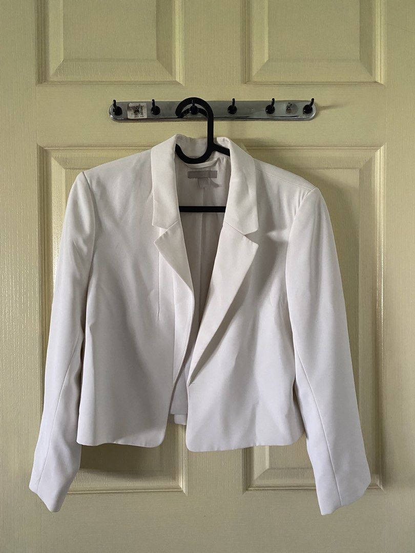 H&M White Cropped Blazer (Category: Coats, Jackets and Outerwear) located in Quezon City. Submitted by bananabreadbaby (Listing ID 1470200750, Image 1). Description: - Brand: H&M - Size: XS (CN 155/80A) - Color: Clean white - Style: Cropped blazer with lapel collar, open front, and long sleeves - Perfect for: Office wear, smart casual outfits, or layering RFS: have not been used. .