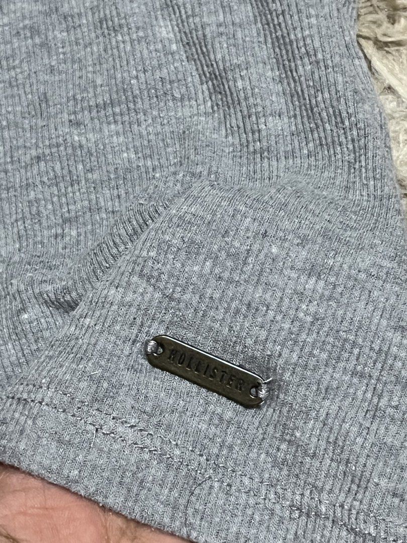 HOLLISTER GRAY TOP (Category: Longsleeves) located in Mandaluyong City. Submitted by declutters_cb (Listing ID 1470285746, Image 3). Description: .