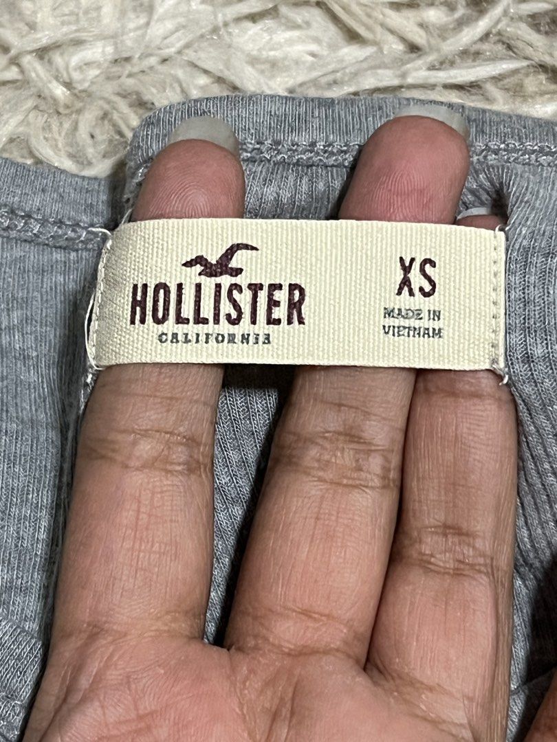 HOLLISTER GRAY TOP (Category: Longsleeves) located in Mandaluyong City. Submitted by declutters_cb (Listing ID 1470285746, Image 2). Description: .