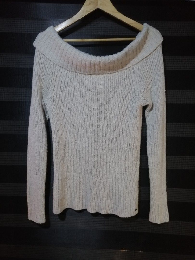 Hollister sweater (Category: Coats, Jackets and Outerwear) located in Caloocan City. Submitted by anthriftdepot (Listing ID 1470305536, Image 1). Description: Dimes 27x17 (medium on tag) Stretchable Very good condition Dot paint stain (last photo) Color rate 9 /10 Check photo for reference North Caloocan area.
