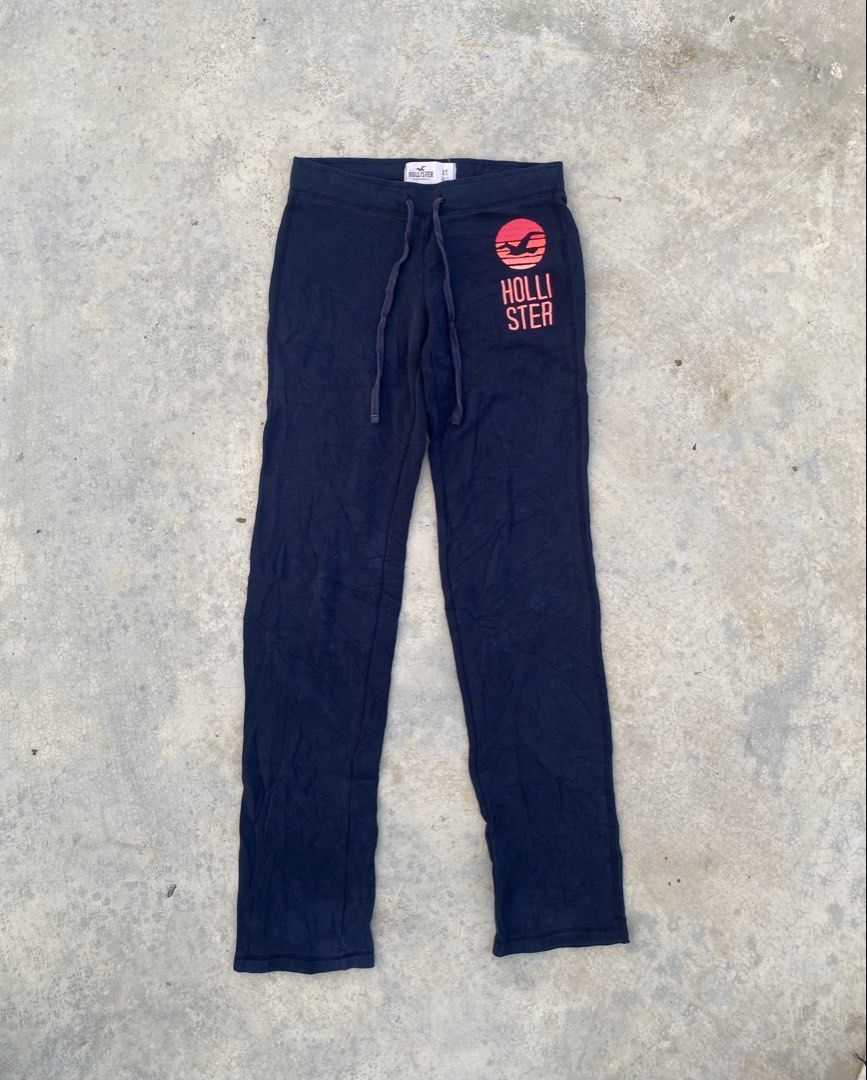 Hollister Sweatpants (Y2K) (Category: Other Bottoms) located in Baguio. Submitted by kakkoine313sb (Listing ID 1470306429, Image 1). Description: Excellent Condition 9 Color Rate Width - 26-28 Length - 37 No Issue.