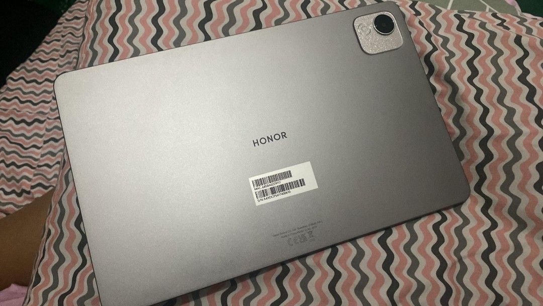 HONOR Pad X9a (Category: Android) located in Pasig City. Submitted by ivanbrix (Listing ID 1470329594, Image 2). Description: Specs. 120Hz 2.5K FullView display (2508 x 1504 resolution) Qualcomm Snapdragon 685 processor 6GB of RAM with RAM Turbo expansion 128GB of storage, MagicOS 9.0 (Android 15) 8300mAh battery Rear Camera: 8 MP (f/2.0 aperture) Front Camera: 5 MP (f/2.2 aperture) Audio: Four-speaker setup with smart amplifiers and 200% volume 