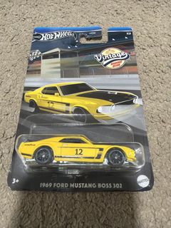 Hot Wheels Silver Series '64 Corvette Sting Ray Pantone 241, Toys ...