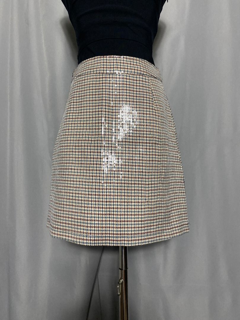 Houndstooth sequined mini skirt (Category: Skirts) located in Las Pinas. Submitted by ipickyou (Listing ID 1470292909, Image 3). Description: Unwashed Condition: 10/10 𝗠𝗲𝗮𝘀𝘂𝗿𝗲𝗺𝗲𝗻𝘁𝘀 𝘄𝗵𝗲𝗻 𝗹𝗮𝗶𝗱 𝗳𝗹𝗮𝘁: -Armpit to armpit: 15 1/2” -Waist: 12” .