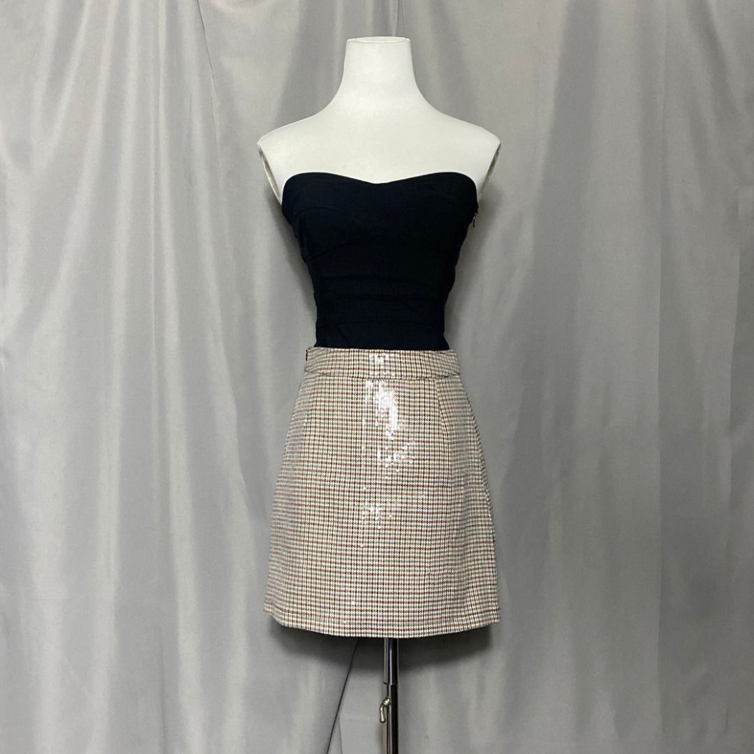 Houndstooth sequined mini skirt (Category: Skirts) located in Las Pinas. Submitted by ipickyou (Listing ID 1470292909, Image 1). Description: Unwashed Condition: 10/10 𝗠𝗲𝗮𝘀𝘂𝗿𝗲𝗺𝗲𝗻𝘁𝘀 𝘄𝗵𝗲𝗻 𝗹𝗮𝗶𝗱 𝗳𝗹𝗮𝘁: -Armpit to armpit: 15 1/2” -Waist: 12” .