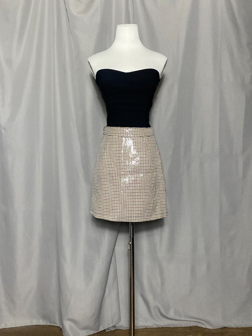 Houndstooth sequined mini skirt (Category: Skirts) located in Las Pinas. Submitted by ipickyou (Listing ID 1470292909, Image 2). Description: Unwashed Condition: 10/10 𝗠𝗲𝗮𝘀𝘂𝗿𝗲𝗺𝗲𝗻𝘁𝘀 𝘄𝗵𝗲𝗻 𝗹𝗮𝗶𝗱 𝗳𝗹𝗮𝘁: -Armpit to armpit: 15 1/2” -Waist: 12” .