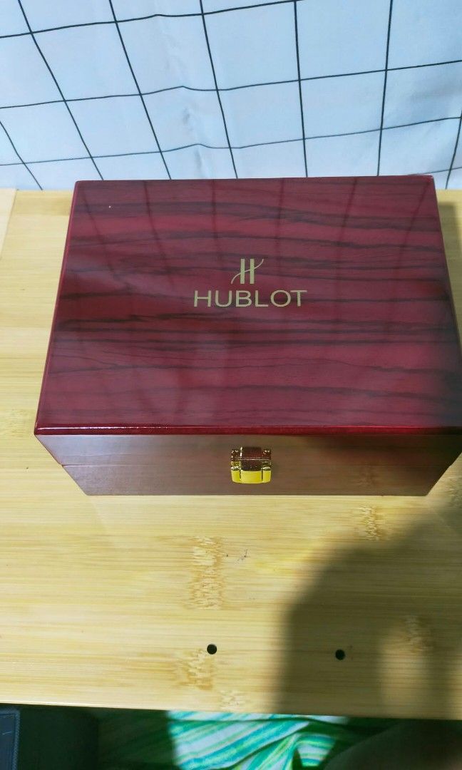 HUBLOT watch box only (Category: Accessory Holder, Box & Organizers) located in Caloocan City. Submitted by chani7878 (Listing ID 1470244718, Image 1). Description: HUBLOT watch box only inuulit ko box lang po sya DM for more details meet up lalamove jnt negotiable pa ung price not shoulder shipping.
