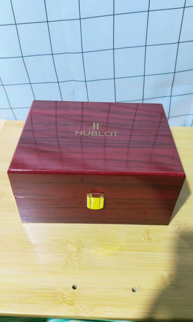 HUBLOT watch box only (Category: Accessory Holder, Box & Organizers) located in Caloocan City. Submitted by chani7878 (Listing ID 1470244718, Image 2). Description: HUBLOT watch box only inuulit ko box lang po sya DM for more details meet up lalamove jnt negotiable pa ung price not shoulder shipping.