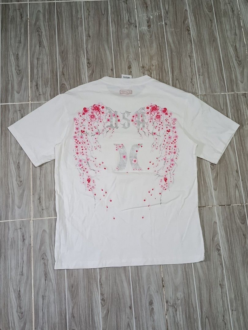 HURLEY SAKURA FLOWER TSHIRT (freeshipping) (Category: Shirts) located in Quezon City. Submitted by gyl-stop (Listing ID 1470273081, Image 2). Description: free shipping 19.5 x 25.5 excellent condi cr: 9.8/10 issue: may mga nag bleed lang konti sa sleeves.