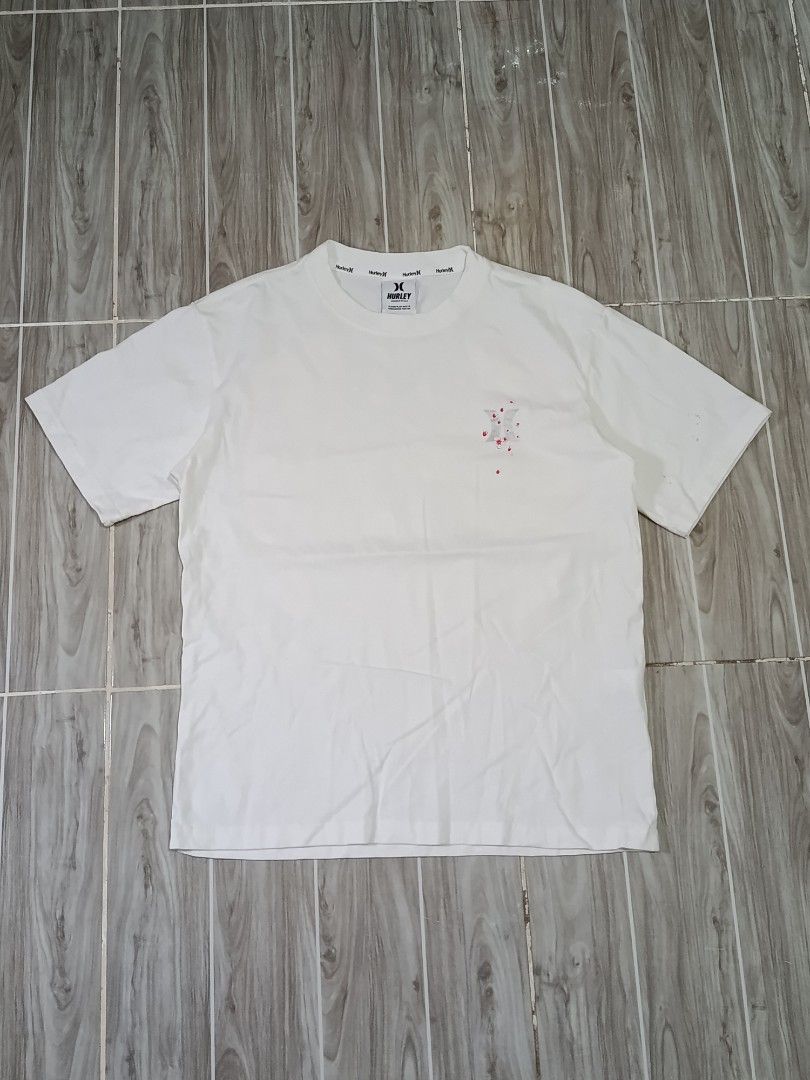 HURLEY SAKURA FLOWER TSHIRT (freeshipping) (Category: Shirts) located in Quezon City. Submitted by gyl-stop (Listing ID 1470273081, Image 1). Description: free shipping 19.5 x 25.5 excellent condi cr: 9.8/10 issue: may mga nag bleed lang konti sa sleeves.