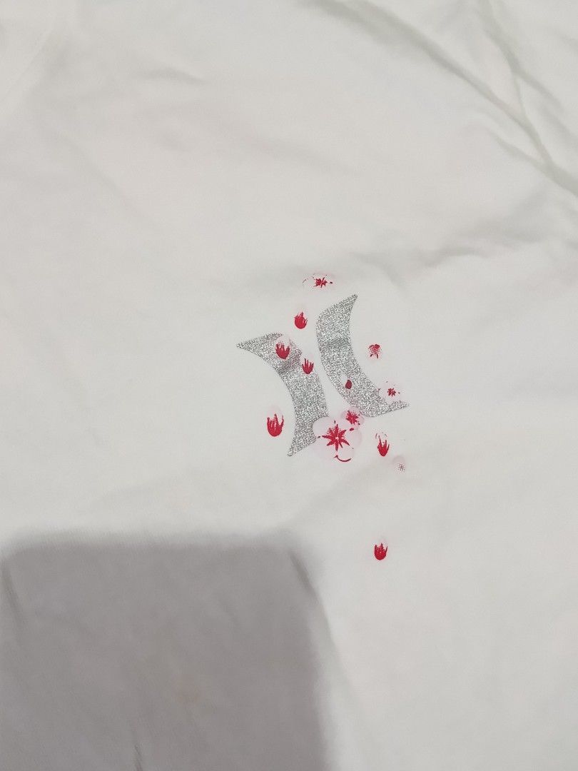 HURLEY SAKURA FLOWER TSHIRT (freeshipping) (Category: Shirts) located in Quezon City. Submitted by gyl-stop (Listing ID 1470273081, Image 3). Description: free shipping 19.5 x 25.5 excellent condi cr: 9.8/10 issue: may mga nag bleed lang konti sa sleeves.