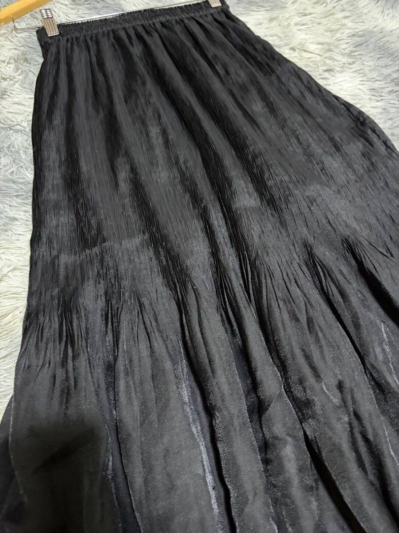 Initial Black Pleated Long Skirt (Category: Skirts) located in Batangas. Submitted by buy3get1freerandom (Listing ID 1470306138, Image 2). Description: You can check out their website to know how much their pieces costs. Plus super love the quality!!! ✋ Product ID: 24UKTFLMXX152 Waist : 24”-31” via tape measure Length: 34” via tape measure Condition: 9/10 Flaw/s: None ✅ Inner-lining 📌 FIRST TO PAY BASIS 📌 Please manage your expectations, as the