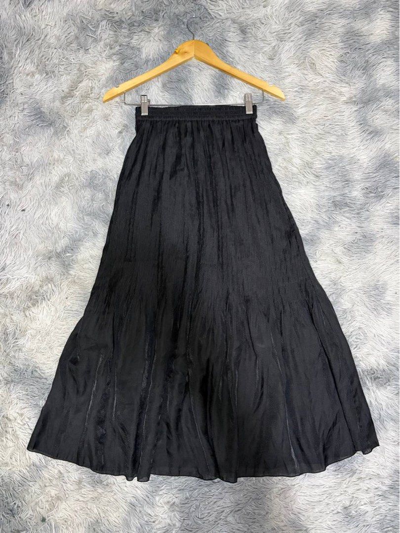 Initial Black Pleated Long Skirt (Category: Skirts) located in Batangas. Submitted by buy3get1freerandom (Listing ID 1470306138, Image 1). Description: You can check out their website to know how much their pieces costs. Plus super love the quality!!! ✋ Product ID: 24UKTFLMXX152 Waist : 24”-31” via tape measure Length: 34” via tape measure Condition: 9/10 Flaw/s: None ✅ Inner-lining 📌 FIRST TO PAY BASIS 📌 Please manage your expectations, as the