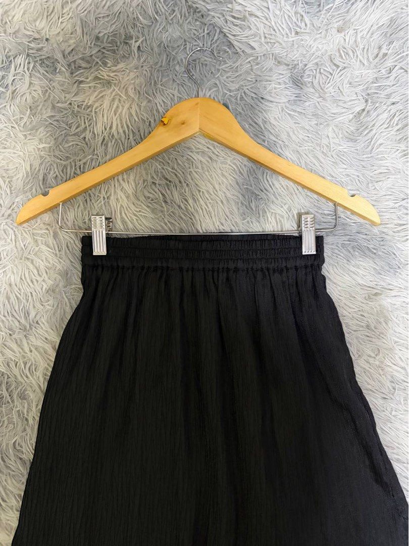 Initial Black Pleated Long Skirt (Category: Skirts) located in Batangas. Submitted by buy3get1freerandom (Listing ID 1470306138, Image 3). Description: You can check out their website to know how much their pieces costs. Plus super love the quality!!! ✋ Product ID: 24UKTFLMXX152 Waist : 24”-31” via tape measure Length: 34” via tape measure Condition: 9/10 Flaw/s: None ✅ Inner-lining 📌 FIRST TO PAY BASIS 📌 Please manage your expectations, as the