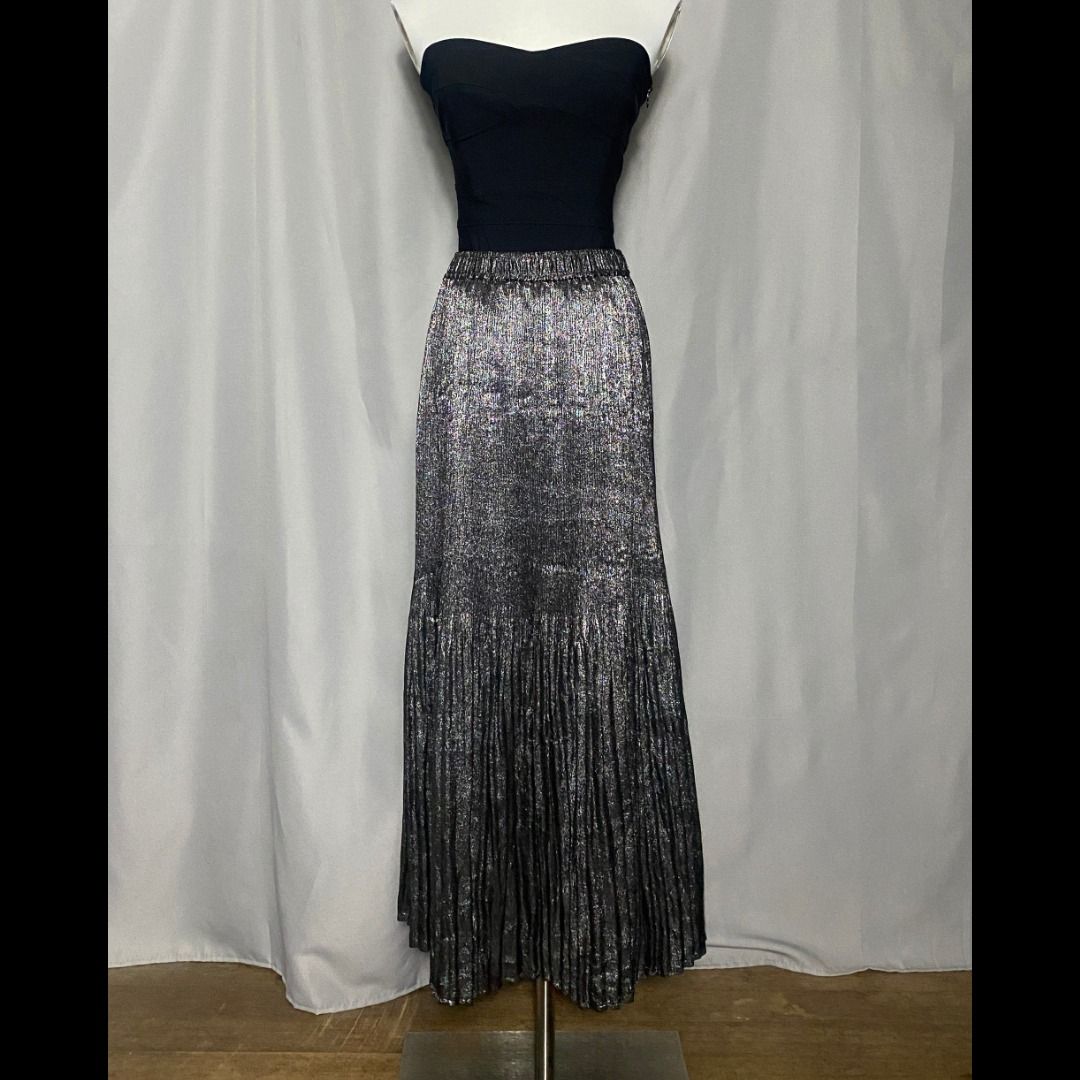 Initial metallic pleated skirt (Category: Skirts) located in Las Pinas. Submitted by ipickyou (Listing ID 1470291926, Image 1). Description: Unwashed Condition: 10/10 𝗠𝗲𝗮𝘀𝘂𝗿𝗲𝗺𝗲𝗻𝘁𝘀 𝘄𝗵𝗲𝗻 𝗹𝗮𝗶𝗱 𝗳𝗹𝗮𝘁: -Size 2 -Waist: 12-18” -Length: 35” .