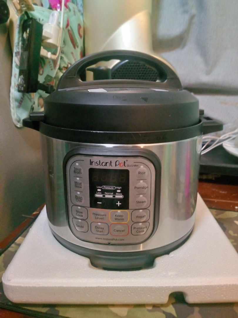 Instant pot (Category: Cookers) located in Manila. Submitted by mjfinds.ph (Listing ID 1470338884, Image 2). Description: ✨ FOR SALE: INSTANT POT DUO MINI 7-IN-1 ✨ 💰 Price: ₱3,500 negotiable ✅ NEVER USED ✅ Clean and well-kept ✅ Multi-functional electric pressure cooker ✅ Perfect for rice, soup, porridge, steaming, and more ✅ Original box included (if available) Great for small households, students, or anyone who wants convenient cooking at home!