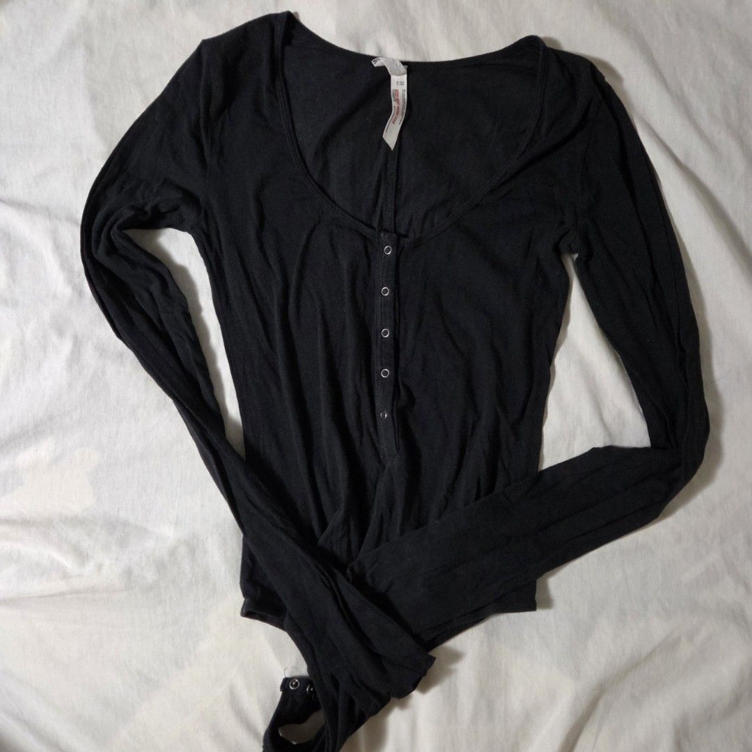 intimately by free people black fitted bodysuit (Category: Blouses) located in Mandaluyong City. Submitted by raekartz (Listing ID 1470293755, Image 2). Description: - thrifted intimately by free people bodysuit - perfect for casual ganaps + madaling bagayan - selling cheap bc medyo manipis but still vv nice as seen sa pics size: s condition: thrifted + lightly used issues: none rfs: not my style anymore, need funds dm for inquiries! mop: gcash, 