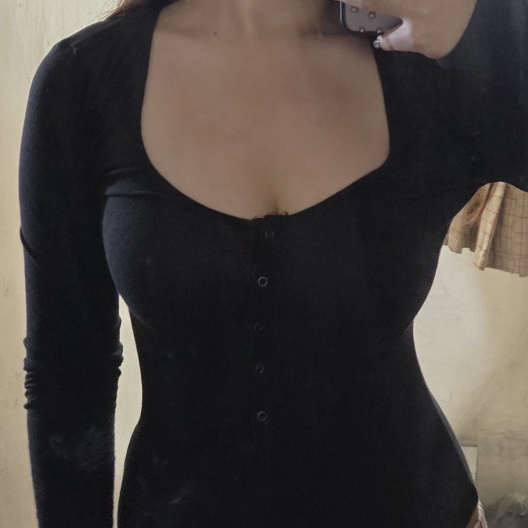 intimately by free people black fitted bodysuit (Category: Blouses) located in Mandaluyong City. Submitted by raekartz (Listing ID 1470293755, Image 1). Description: - thrifted intimately by free people bodysuit - perfect for casual ganaps + madaling bagayan - selling cheap bc medyo manipis but still vv nice as seen sa pics size: s condition: thrifted + lightly used issues: none rfs: not my style anymore, need funds dm for inquiries! mop: gcash, 