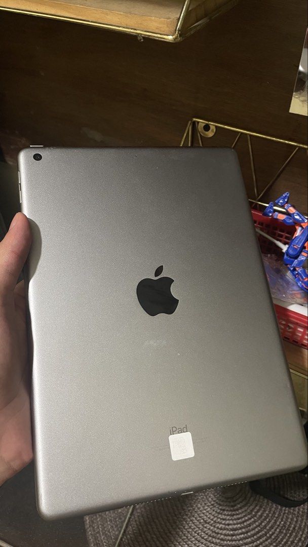 iPad 5th gen (Category: iPad) located in Pasig City. Submitted by thriftline.ph (Listing ID 1470293750, Image 2). Description: Rush ‼️ Slightly nego All working.
