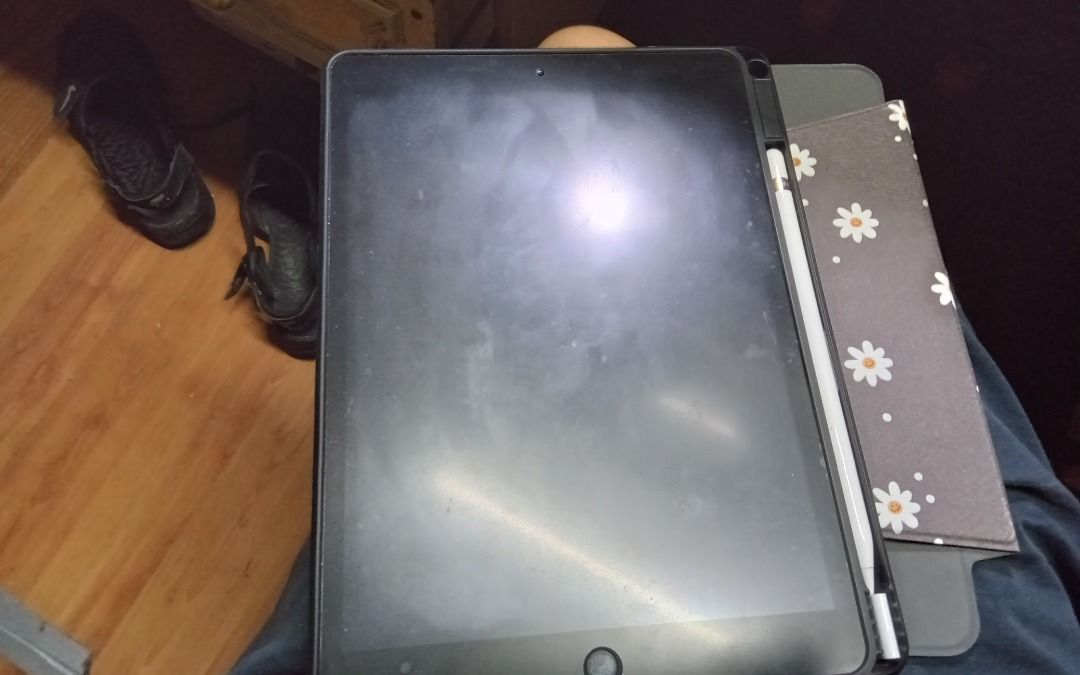 Ipad 8th gen 32gb with apple pen (Category: iPad) located in Paranaque City. Submitted by eiuol15 (Listing ID 1470294627, Image 3). Description: .