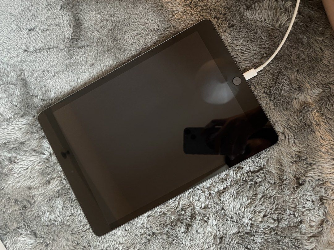 iPad 9th Gen 256GB (Category: iPad) located in Pasig City. Submitted by thecollective_ (Listing ID 1470157311, Image 2). Description: Barely used In like new condition No scratches Can do meetup in Ayala /BGC.