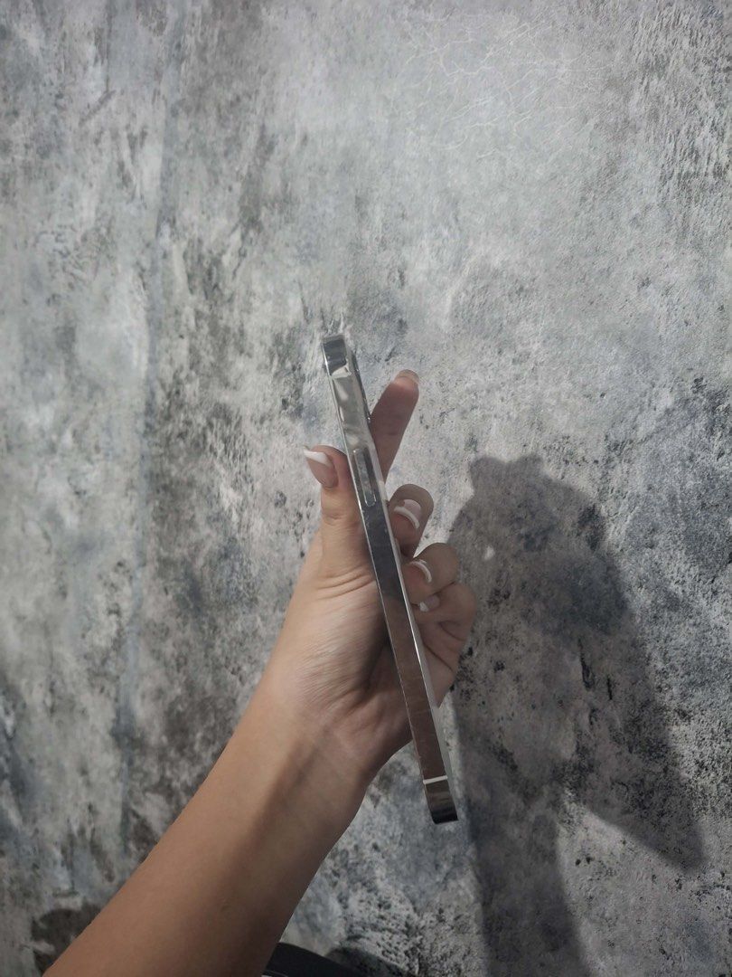 Iphone 12 Pro (Category: iPhone 12 Series) located in Manila. Submitted by beabohol0249530 (Listing ID 1470273067, Image 3). Description: Model:Iphone 12Pro Capacity:256gb Color:Silver iOS version: 26.6.1 Battery health 76% (makunat paden) Face id✅ True tone✅ Issue:dents/scratch sa side normal sign of usage. Pero yung front and back smooth 80%.