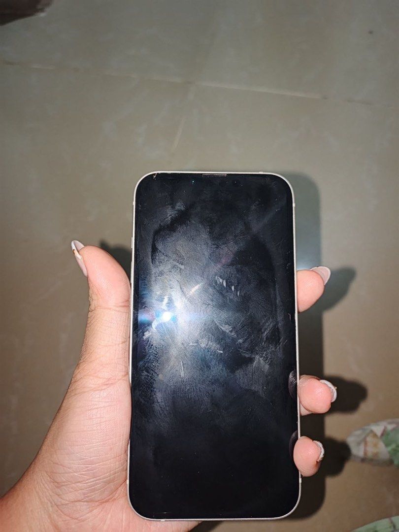 Iphone 13 (Category: iPhone 13 Series) located in Manila. Submitted by alyana234 (Listing ID 1470251814, Image 2). Description: Iphone 13 128 gb 77 bh Unit case only Face id tru tone working Issue Green screen daw to If mababa brightness namumuti sya pm sa pic pero pag medyo mataas d halata Still na totouch walng problem. Nego proice.
