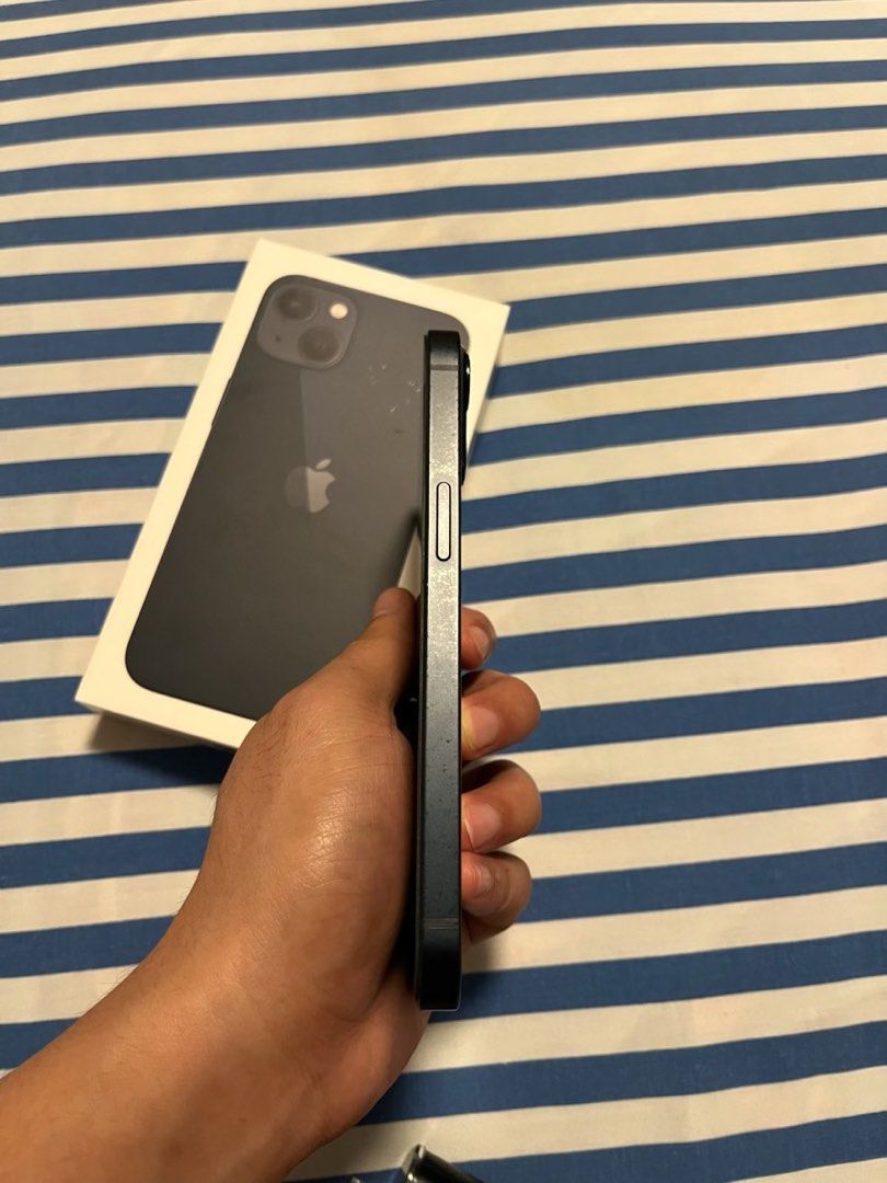 Iphone 13 (Category: iPhone 13 Series) located in Manila. Submitted by jhamesanti98433 (Listing ID 1470053282, Image 2). Description: For Sale ₱15,500 or swap sa Lower with add IPHONE 13 128gb Midnight Battery Health 86% Factory Unlocked No issue with cable, case May hairline sa tempered hindi sa screen mismo Location : Frisco Del Monte Quezon City.