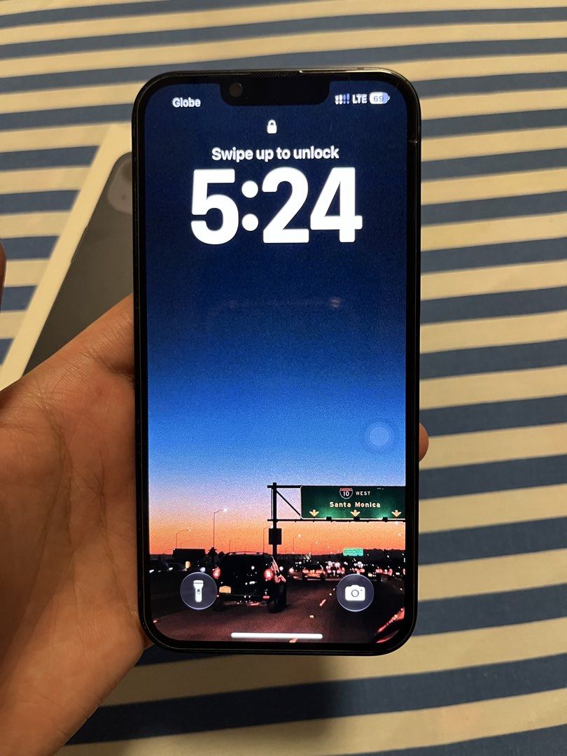 Iphone 13 (Category: iPhone 13 Series) located in Manila. Submitted by jhamesanti98433 (Listing ID 1470053282, Image 1). Description: For Sale ₱15,500 or swap sa Lower with add IPHONE 13 128gb Midnight Battery Health 86% Factory Unlocked No issue with cable, case May hairline sa tempered hindi sa screen mismo Location : Frisco Del Monte Quezon City.