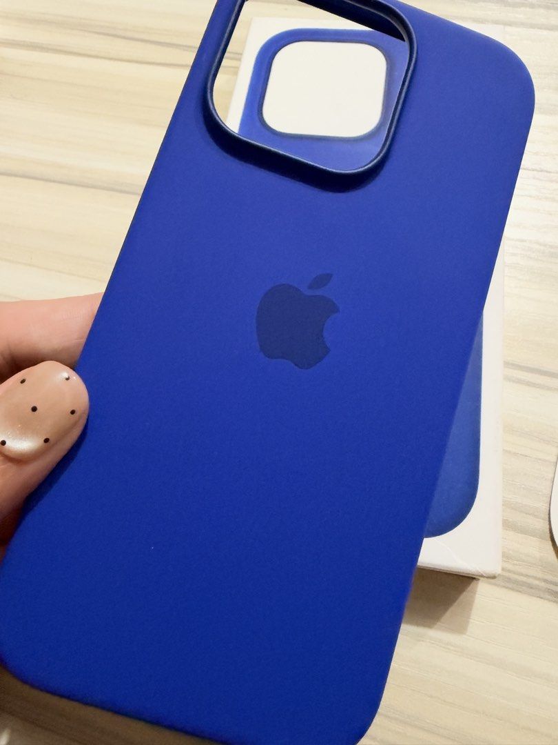 Iphone 16 Pro Silican Case - Magsafe (Category: Cases & Sleeves) located in Paranaque City. Submitted by ceciliascollection (Listing ID 1470184931, Image 3). Description: Iphone 16 Pro Silicon Case - Magsafe ✔️Color: Ultramrine ✔️with box & paper bag ✔️Original Price P3,390.00 ✔️Authentic from Powermac Megamall 📌inopen lang to check the color pero hindi nagamit. .