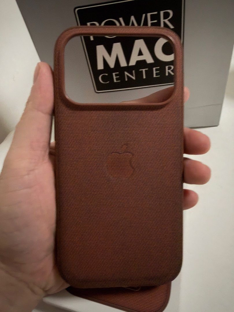 Iphone 17/18 pro techwoven case (Category: Cases & Sleeves) located in Manila. Submitted by mark021210 (Listing ID 1470280898, Image 2). Description: Apple Techwoven case original astig to sa 18 pro na burgundy.