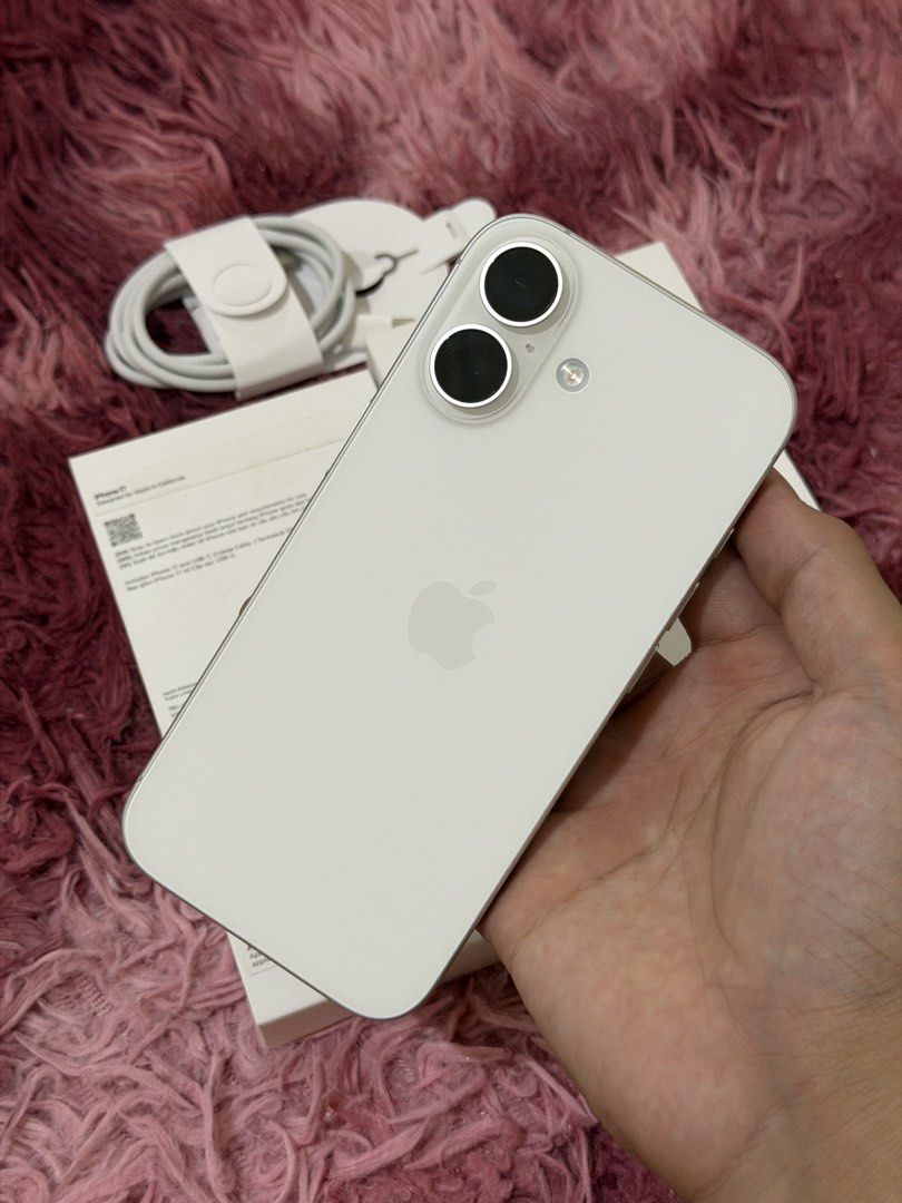 iPhone 17 White 256GB Days Old (Category: iPhone 17 Series) located in Manila. Submitted by john.stefano (Listing ID 1470341403, Image 1). Description: FOR SALE / SWAP iPhone 17 | 256GB White Purchased on October 18 w/ Receipt 100% Battery Health (1 Cycle Count) Local Variant / NTC Approved No Issue / Excellent Condition No History of Repair / All orig parts Openline / No sim restriction LBC po sa malayo, (Video Call first) Meet up places📍 Metro