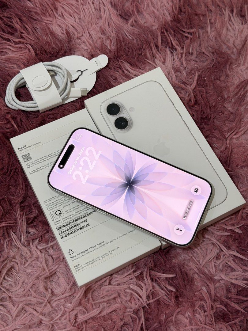 iPhone 17 White 256GB Days Old (Category: iPhone 17 Series) located in Manila. Submitted by john.stefano (Listing ID 1470341403, Image 3). Description: FOR SALE / SWAP iPhone 17 | 256GB White Purchased on October 18 w/ Receipt 100% Battery Health (1 Cycle Count) Local Variant / NTC Approved No Issue / Excellent Condition No History of Repair / All orig parts Openline / No sim restriction LBC po sa malayo, (Video Call first) Meet up places📍 Metro
