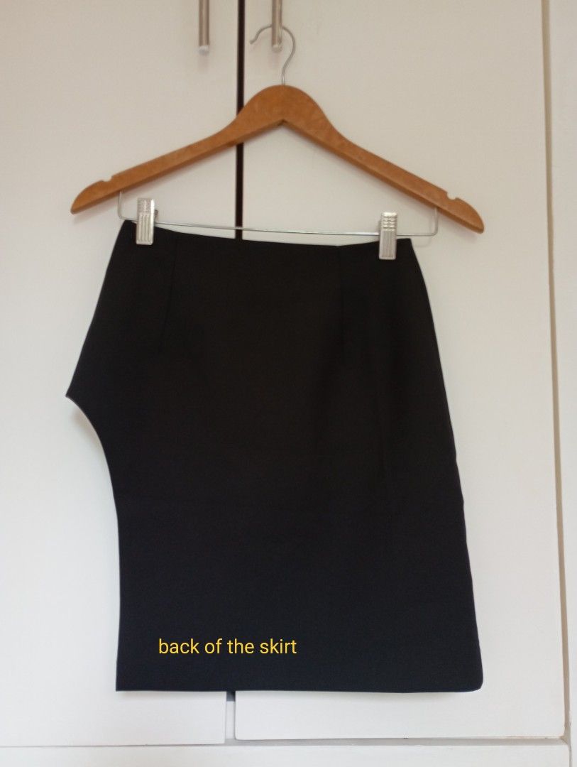 Jacquemus Skirt (Category: Skirts) located in Puerto Princesa. Submitted by sefynna96 (Listing ID 1470185015, Image 3). Description: ✨ in a very good used condition with no flaws ✨ sized 34 or 25 in inches.