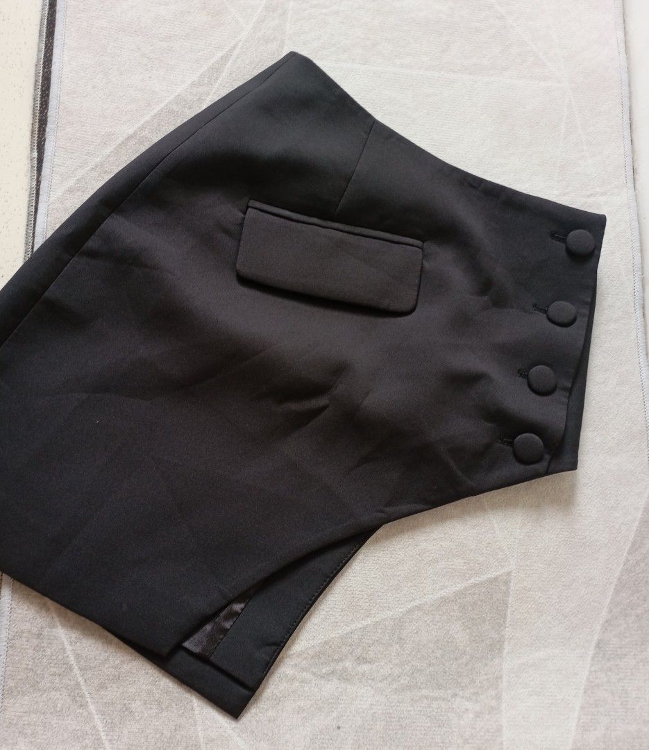 Jacquemus Skirt (Category: Skirts) located in Puerto Princesa. Submitted by sefynna96 (Listing ID 1470185015, Image 2). Description: ✨ in a very good used condition with no flaws ✨ sized 34 or 25 in inches.
