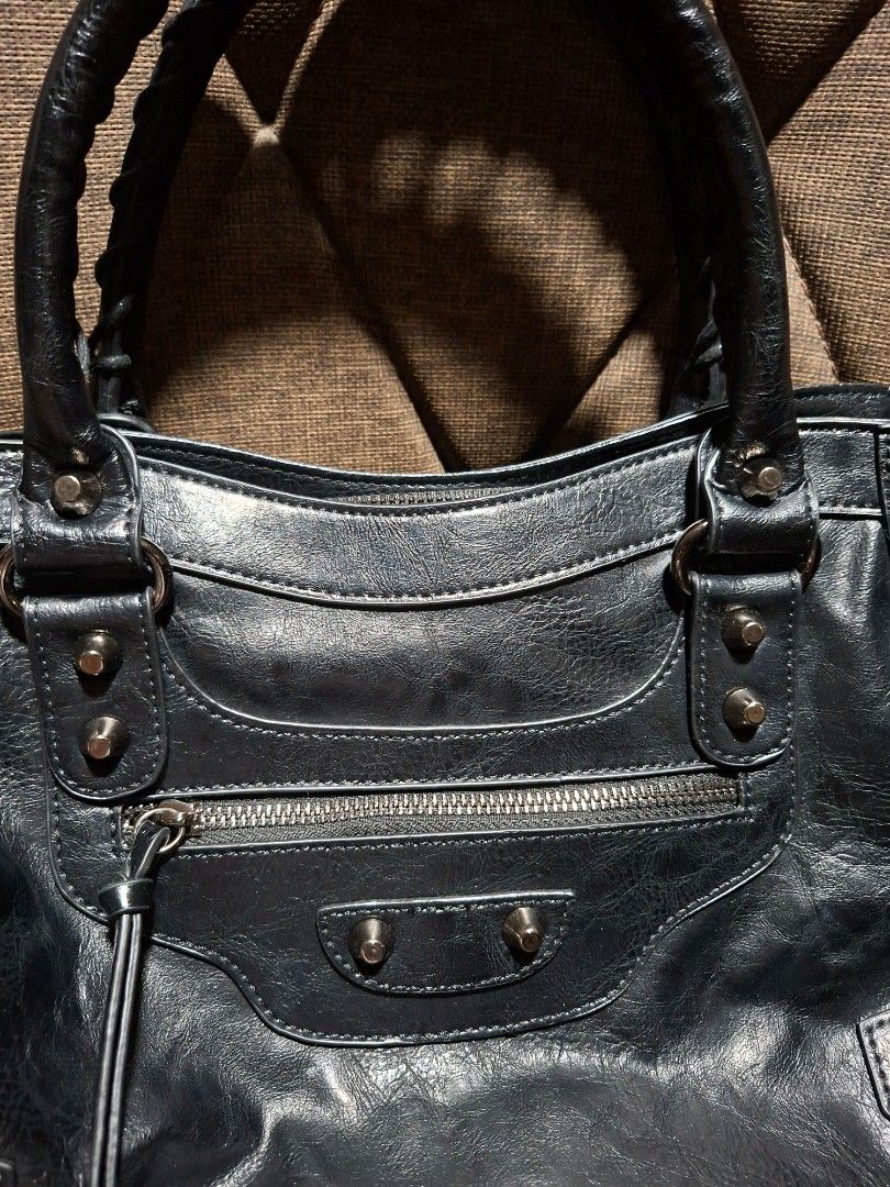 JANDRESS Vintage Rivet Handbag (Category: Cross-body Bags) located in Makati City. Submitted by paudeclutters (Listing ID 1470181900, Image 2). Description: - used once - with dustbag - 40*10*25 - approx weight: 790g - oil waxed leather - from China.